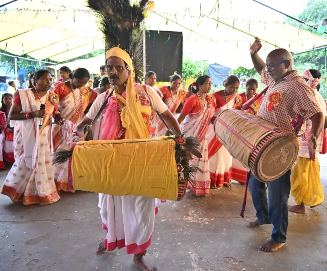 शहनाइ बरातघर में आदिवासी उत्थान कल्याण समिति की ओर से आयोजित कर्मा पूजा में वाद्य यंत्रों के साथ नृत्य करते संस्था के लोग। जागरण